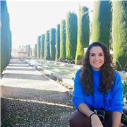 Soy profesora de secundaria en la especialidad de lengua castellana y literatura. Además hablo varios idiomas, cómo inglés, francés e italiano